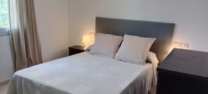 4 quartos, ferros/tábuas de passar roupa, acesso à internet