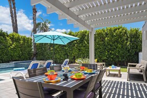 Outdoor dining - Mod Desert Oasis with Fire Pit and Saltwater Pool (Palm Springs)