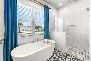 Bañera, artículos de higiene personal ecológicos y secador de pelo