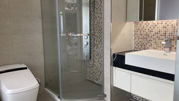 Een douche, een haardroger, handdoeken, zeep