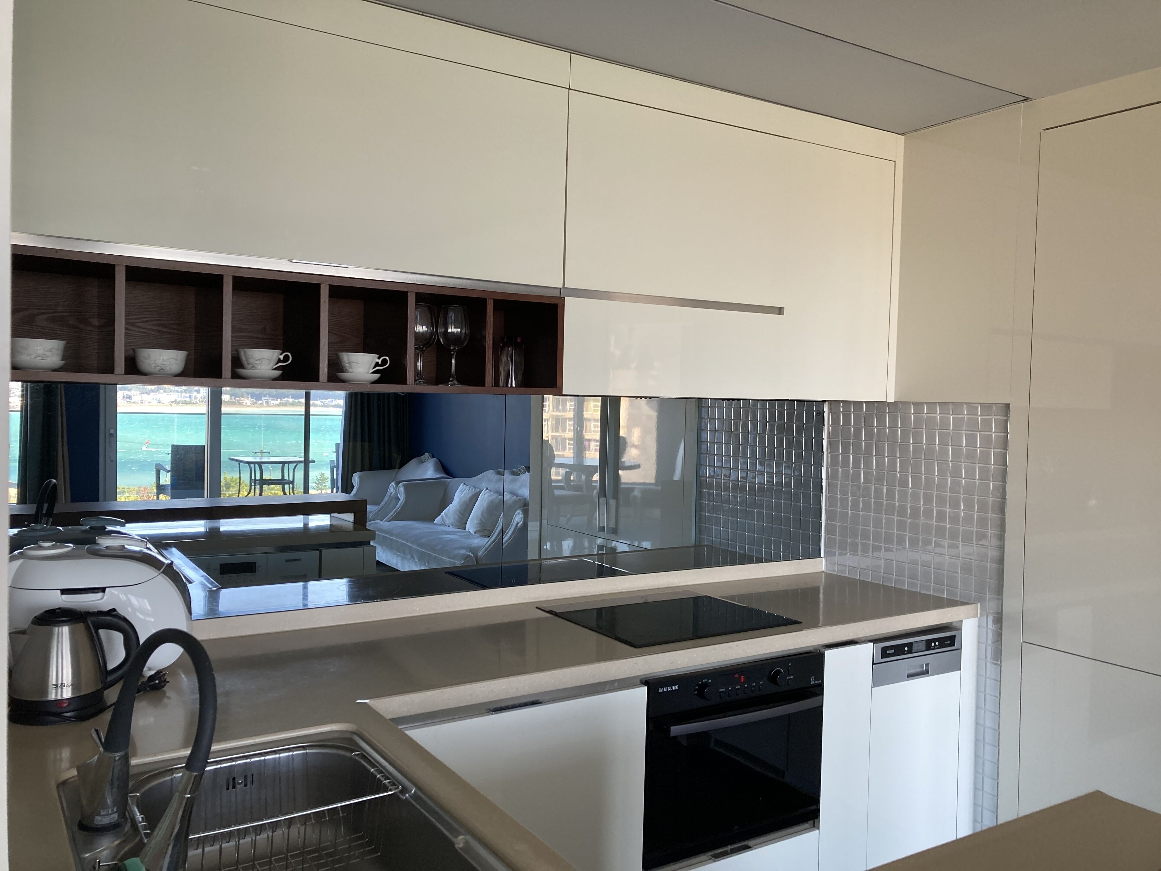 Køleskab, mikrobølgeovn, ovn, elkedel