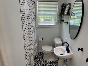 Douche, séchoir à cheveux, serviettes fournies, savon