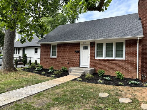 Cozy Home with Walking Distance to Scott Stadium 