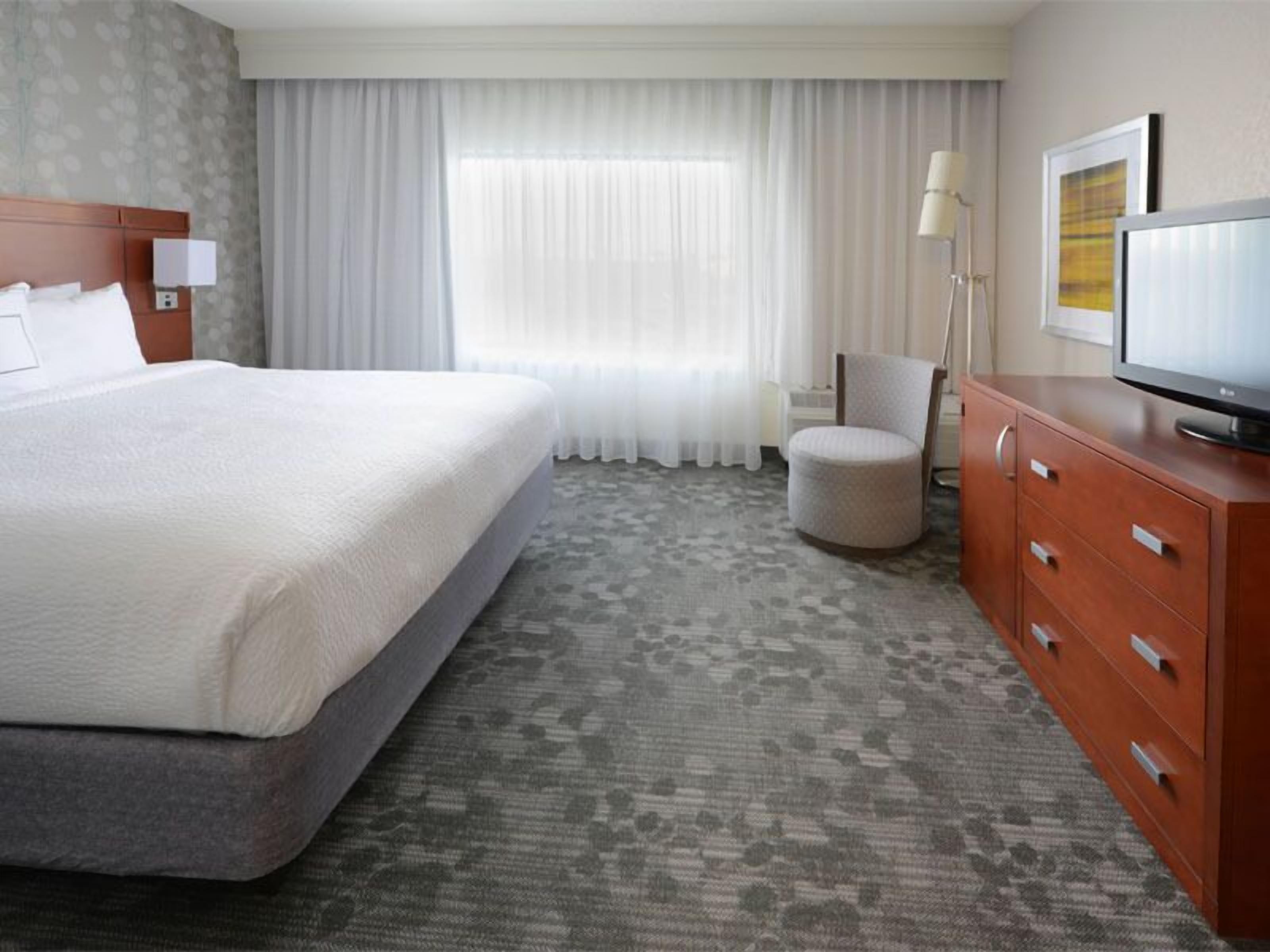 Comfort and Convenience! Swimming Pool, Free Parking, Pets are Welcome!