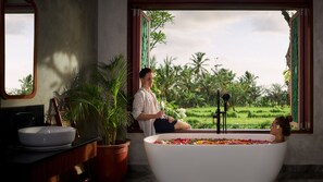 Duplex Pool Villa | Baño | Tina y regadera independientes y amenidades de baño gratuitas 