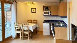 A compact kitchen with wooden cabinets, a microwave, and a small refrigerator. - Studio Résidence LE Parc DES Airelles (LES ORRES 1800)