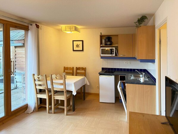 Fridge, dishwasher, cookware/dishes/utensils