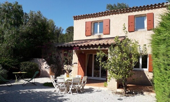 Outdoor dining - Villa 2 Chambres Dans Residence Avec Piscine (CAVALAIRE sur mer)