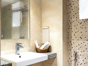 Shower, rainfall showerhead, free toiletries, hair dryer