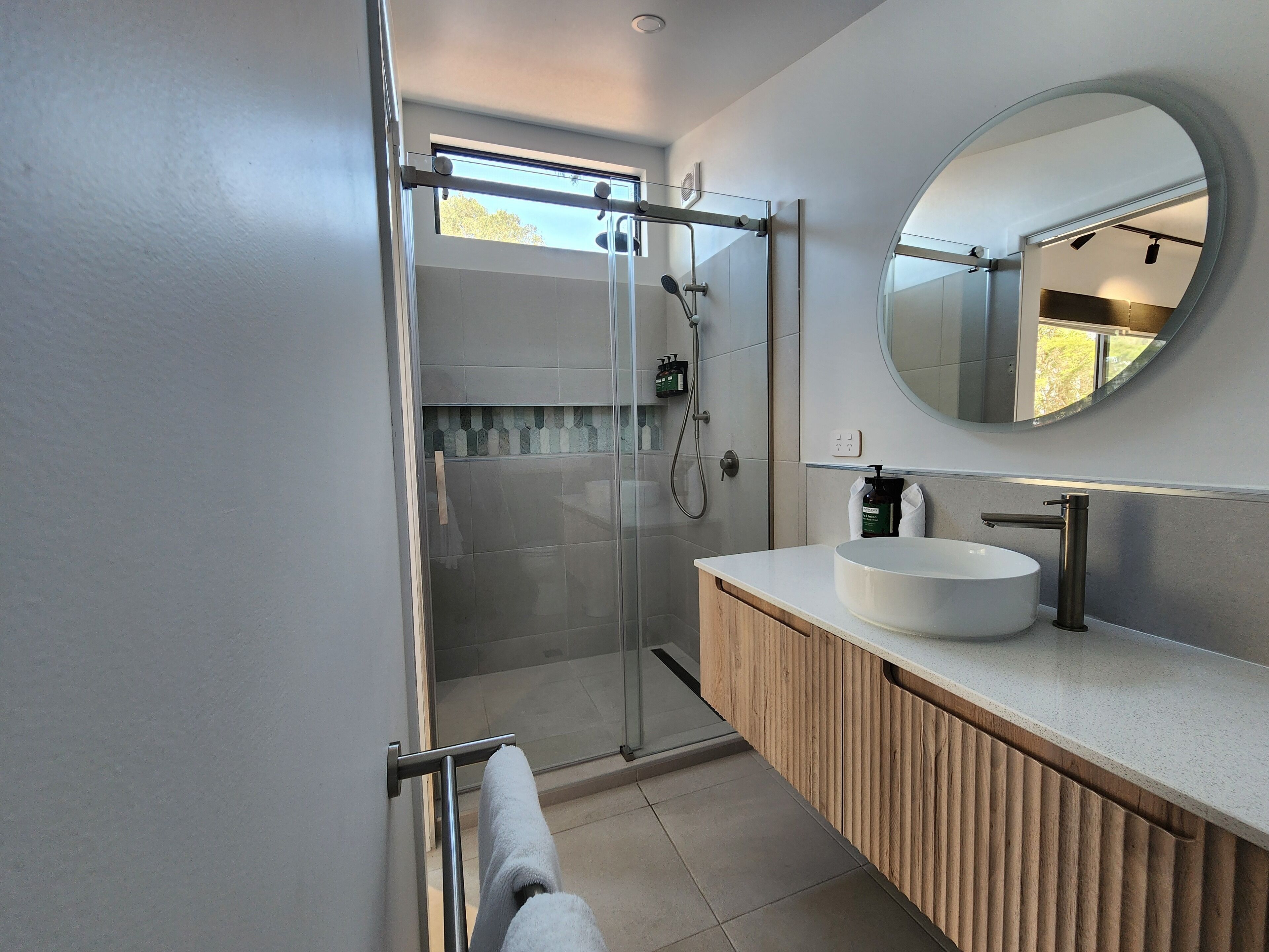 Deluxe-Ferienhütte, 1 Queen-Bett | Badezimmer | Dusche, kostenlose Toilettenartikel, Haartrockner, Handtücher