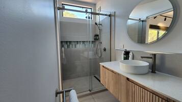 Deluxe-Ferienhütte, 1 Queen-Bett | Badezimmer | Dusche, kostenlose Toilettenartikel, Haartrockner, Handtücher