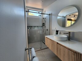 Glamping Pod | Bathroom | Shower, free toiletries, hair dryer, towels