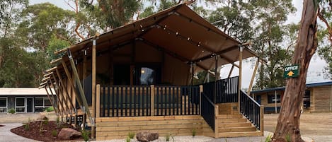 Safari Tent (Sleeps 6) | 2 chambres, lit de bébé (supplément), literie fournie