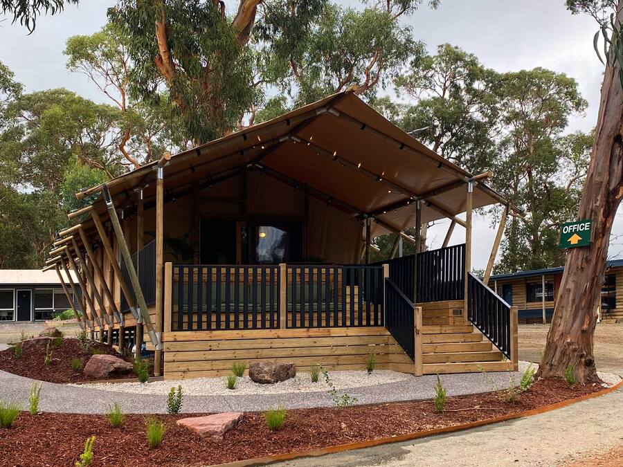 Safari Tent (Sleeps 6) | Nôi/giường cho trẻ sơ sinh (phụ phí), bộ trải giường