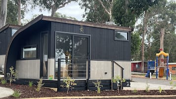 Cabaña Deluxe, 1 cama Queen size | Cunas y ropa de cama