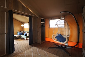 Safari Tent (Sleeps 6) | 2 Schlafzimmer, Babybetten, Bettwäsche