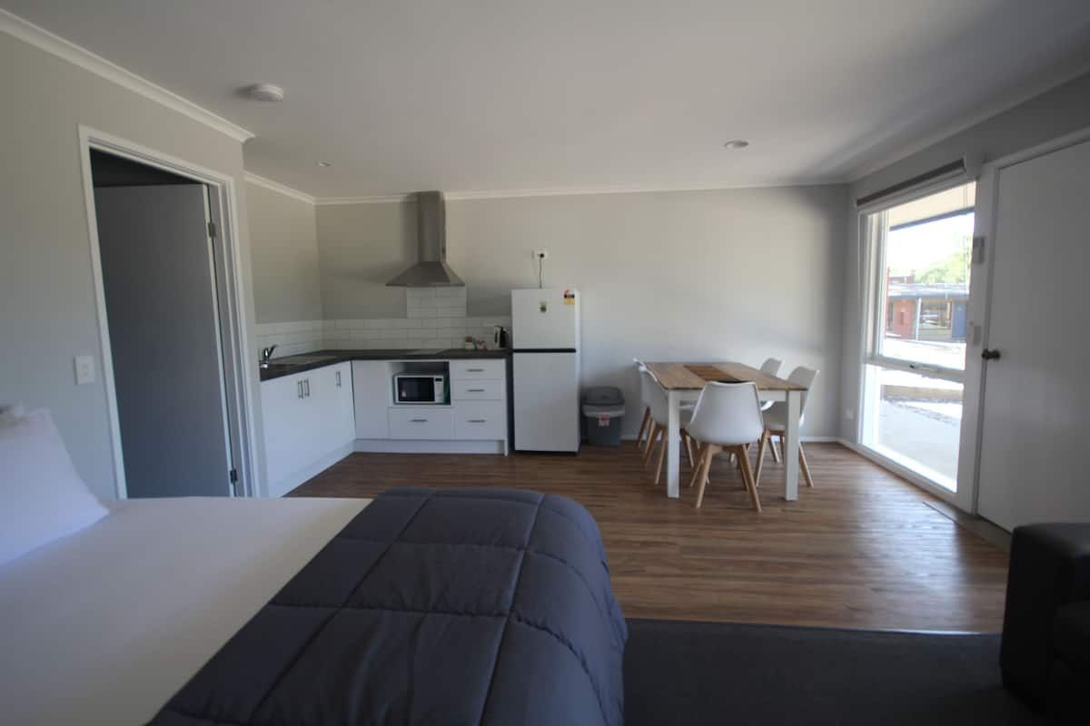 Motel Family Room (Sleeps 6) | Privat køkken | Køleskab på fællesareal, mikrobølgeovn på fællesareal, elkedel