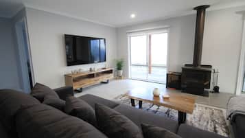 Superior Family Cabin (Sleeps 10) | Oppholdsområde | LCD-TV