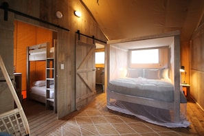 Safari Tent (Sleeps 6) | 2 Schlafzimmer, Babybetten, Bettwäsche