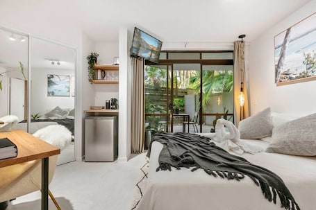 Iron/ironing board, WiFi, bed sheets. Naousa Private Beach Bungalow