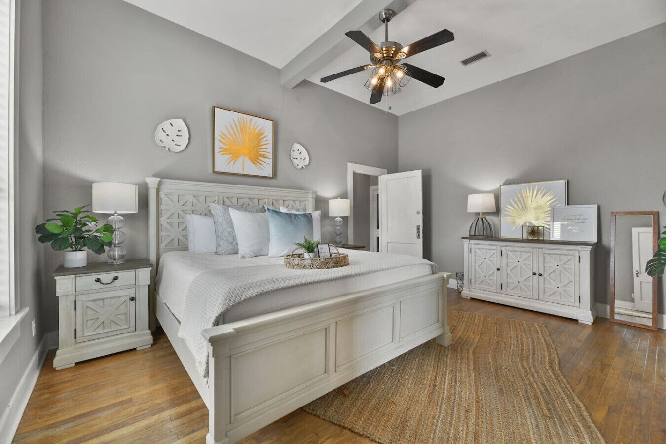 3 habitaciones, tabla de planchar con plancha, wifi y ropa de cama 