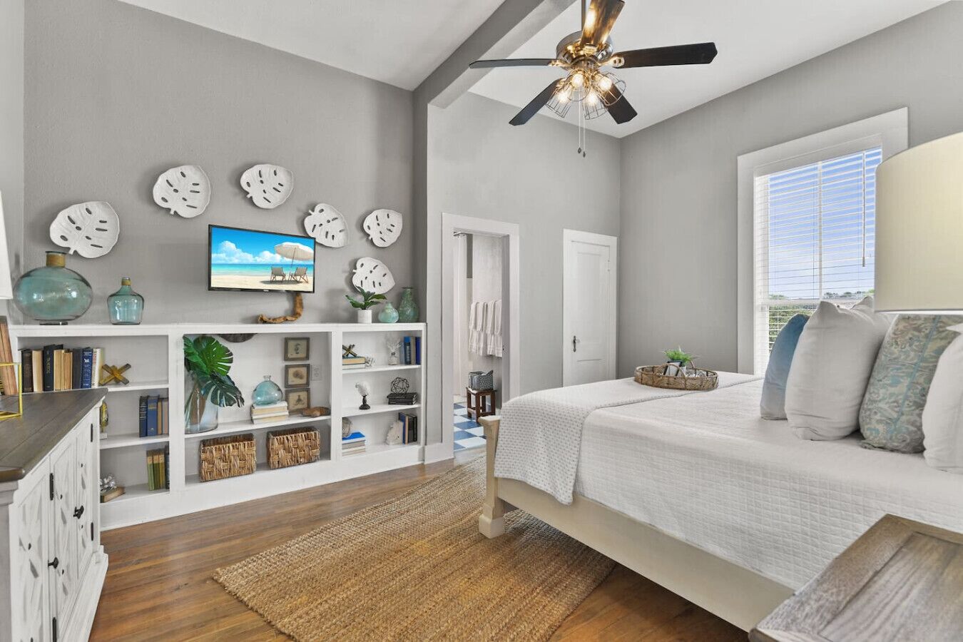 3 habitaciones, tabla de planchar con plancha, wifi y ropa de cama 