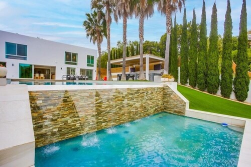 Where luxury & modern elegance blend to create and unforgettable vacation.