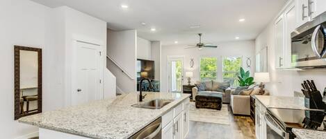 冰箱、微波炉、烤箱、炉灶