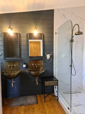 Tranquility | Bathroom | Separate tub and shower, jetted tub, hair dryer, towels - Murray River Spa Retreat (Echuca)