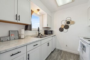 Private kitchen - 2nd Floor Pet friendly Apartment in Turnagain near airport ANC (anchorage)