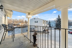 Property grounds - 2nd Floor Pet friendly Apartment in Turnagain near airport ANC (anchorage)