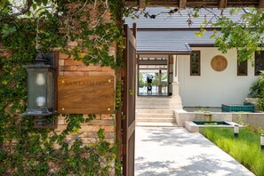 Een houten bord met 'BAN LAEM SET' en contactgegevens voor Sublime Samui Villas.