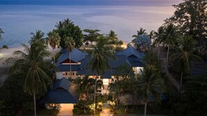 A beachfront property with multiple buildings, palm trees, and a view of the ocean. - Ban Laem Set by Sublime Samui Villas (Laem Set, Koh Samui)