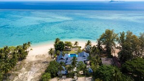 An aerial view of a beachfront property with a swimming pool, multiple buildings, and a clear view of the ocean. - Ban Laem Set by Sublime Samui Villas (Laem Set, Koh Samui)