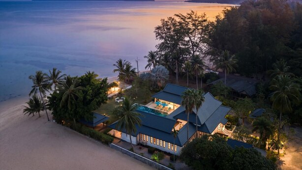 A beachfront property with a pool, palm trees, and a view of the sea. - Ban Laem Set by Sublime Samui Villas (Laem Set, Koh Samui)