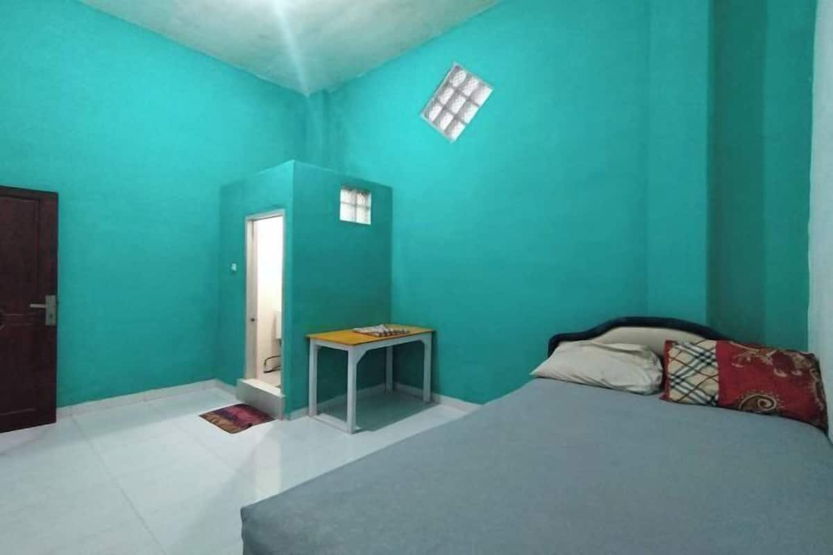 Een bureau, gratis wifi, beddengoed