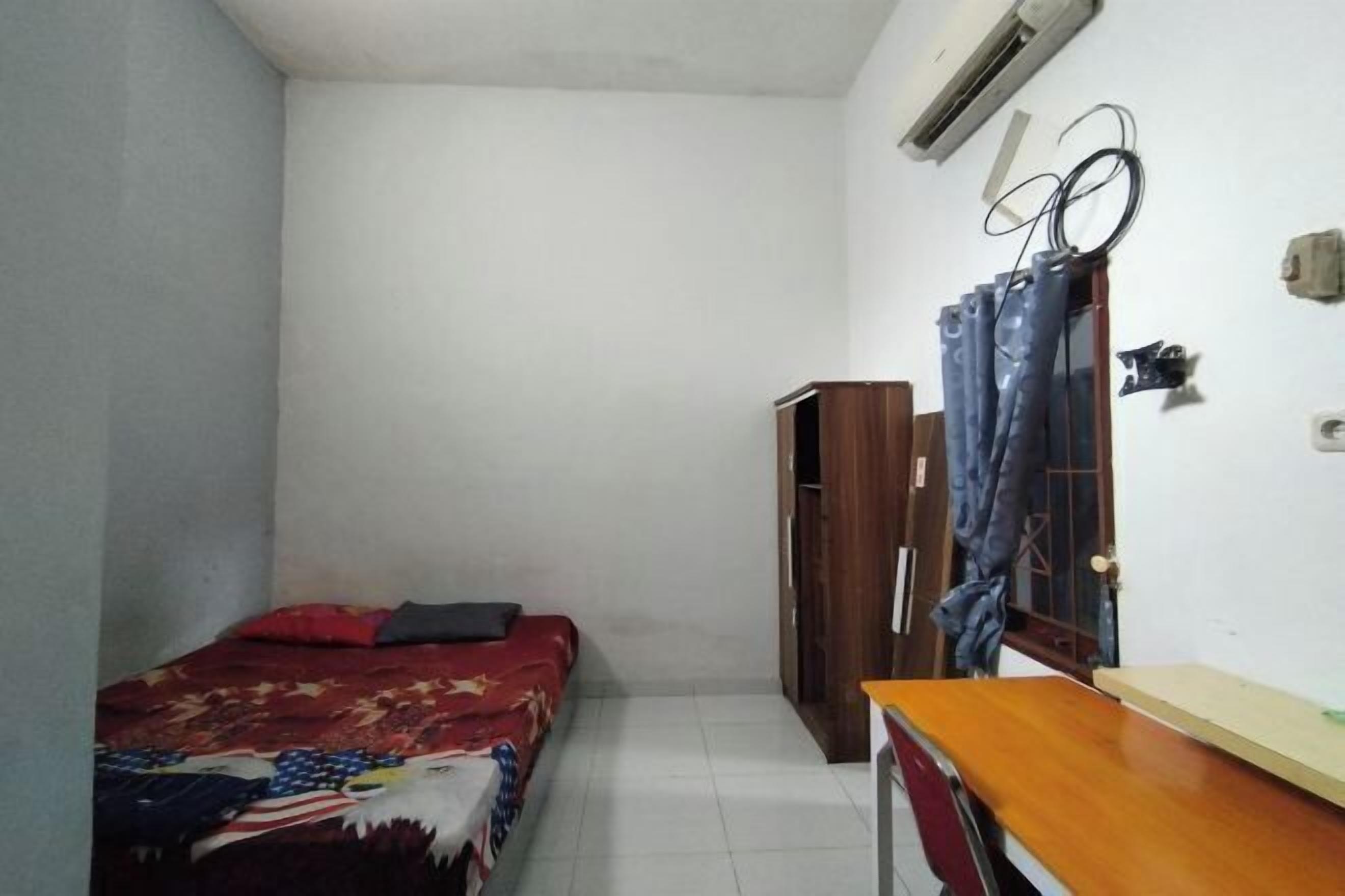 Escritorio, wifi gratis y ropa de cama 