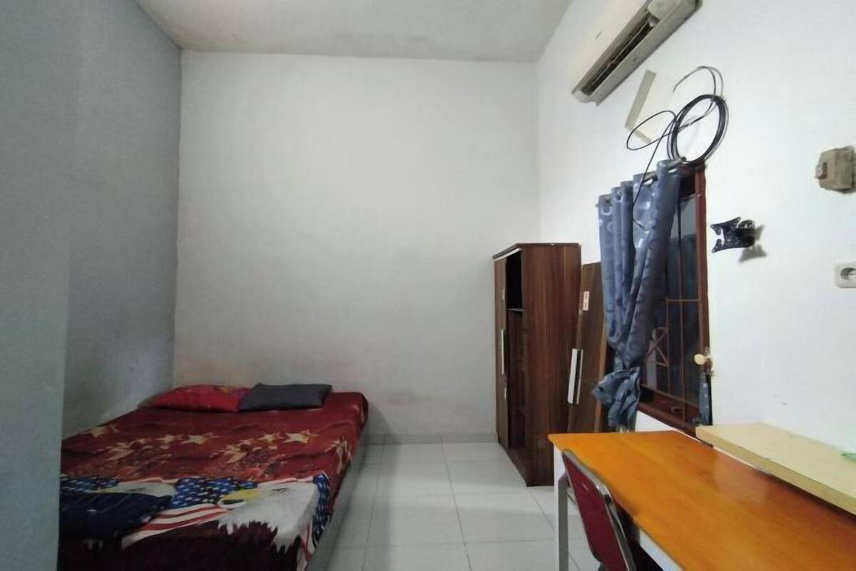 Een bureau, gratis wifi, beddengoed