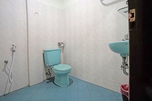 Standard-Doppelzimmer | Badezimmer | Dusche, Regendusche, Seife
