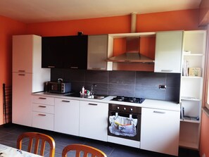 Full-sized fridge, oven, stovetop, dishwasher