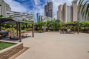 Outdoor dining - 26th-Floor Condo | Pool, Gym, Walk to Beach (Honolulu)