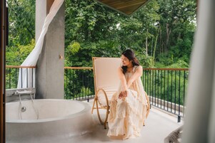 Honeymoon Suite with Bathtub on the Balcony | 露台