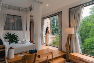 Honeymoon Suite with Bathtub on the Balcony | 客房内保险箱、办公桌、免费 WiFi