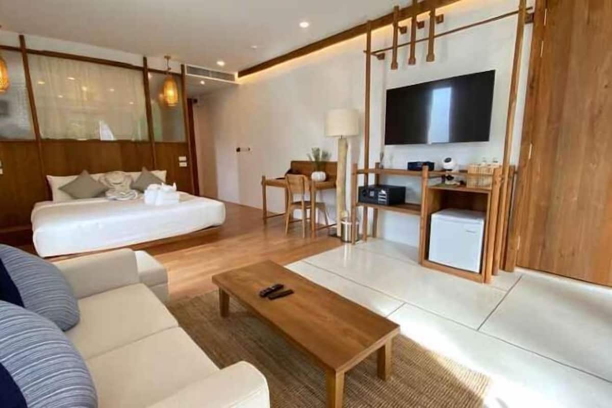 In-room safe, desk, free WiFi
