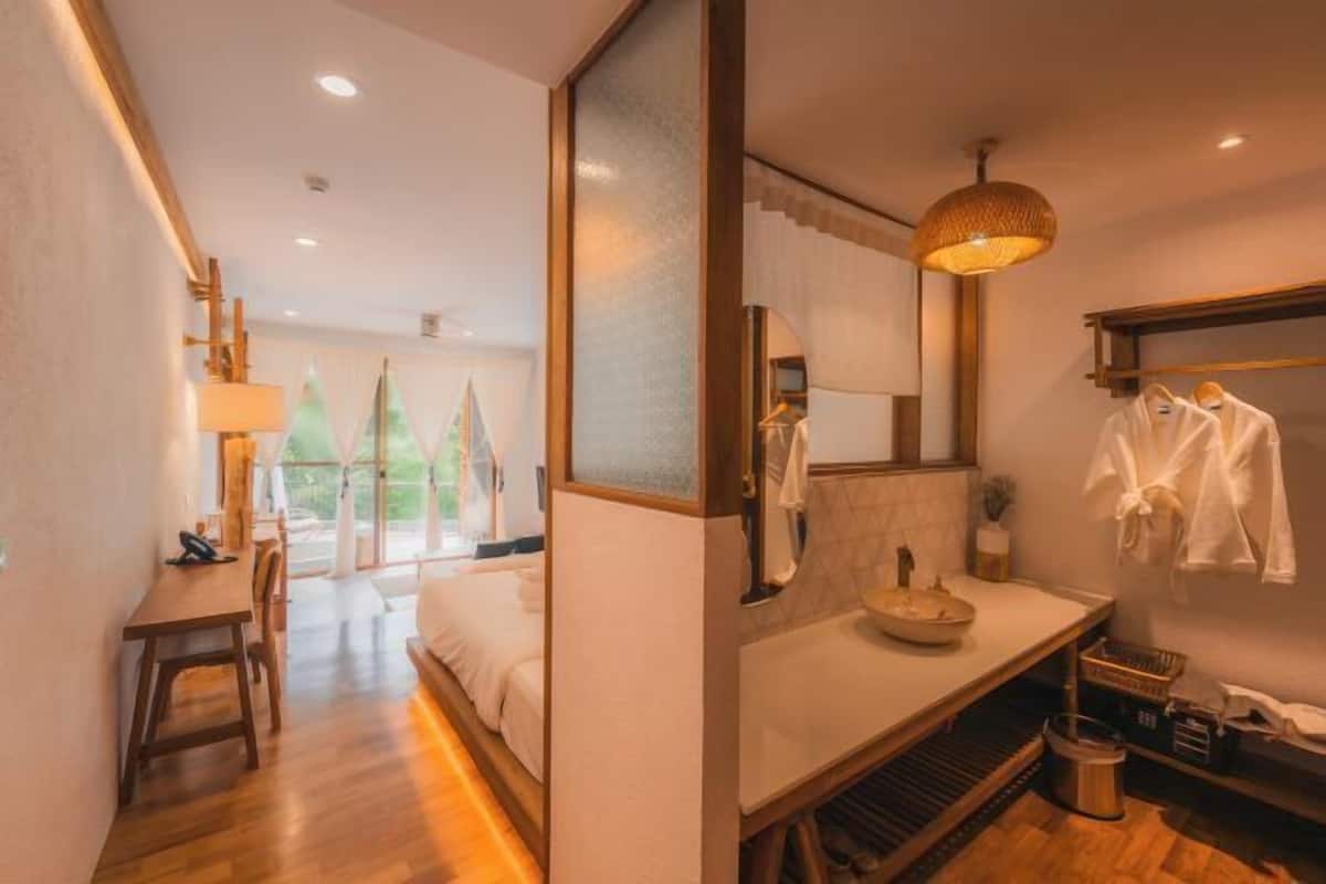 Safe på rommet, skrivebord og wi-fi (inkludert)