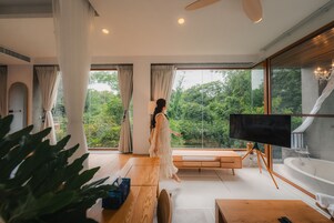 Honeymoon Suite with Bathtub on the Balcony | 客房内保险箱、办公桌、免费 WiFi