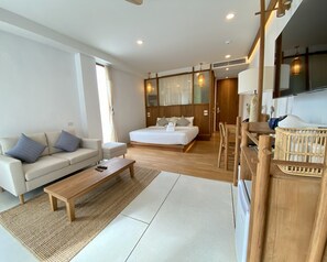 Accessible Luxury Suite with Bathtub on the Balcony | Pengeskab på værelset, skrivebord, gratis Wi-Fi
