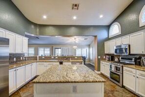 Kjøleskap, mikrobølgeovn, ovn og kokeplater