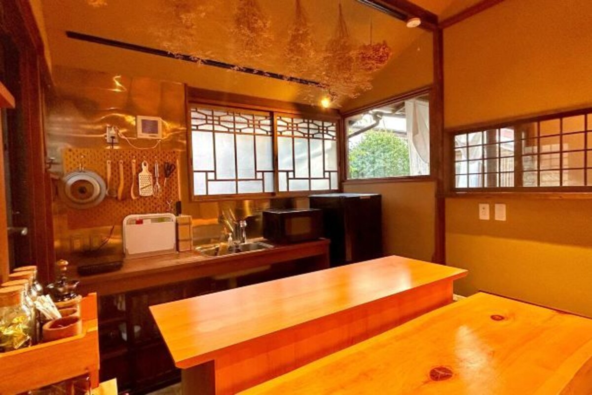 Een traditionele Japanse kamer met tatami vloerbedekking, een houten tafel en een schuifdeur.