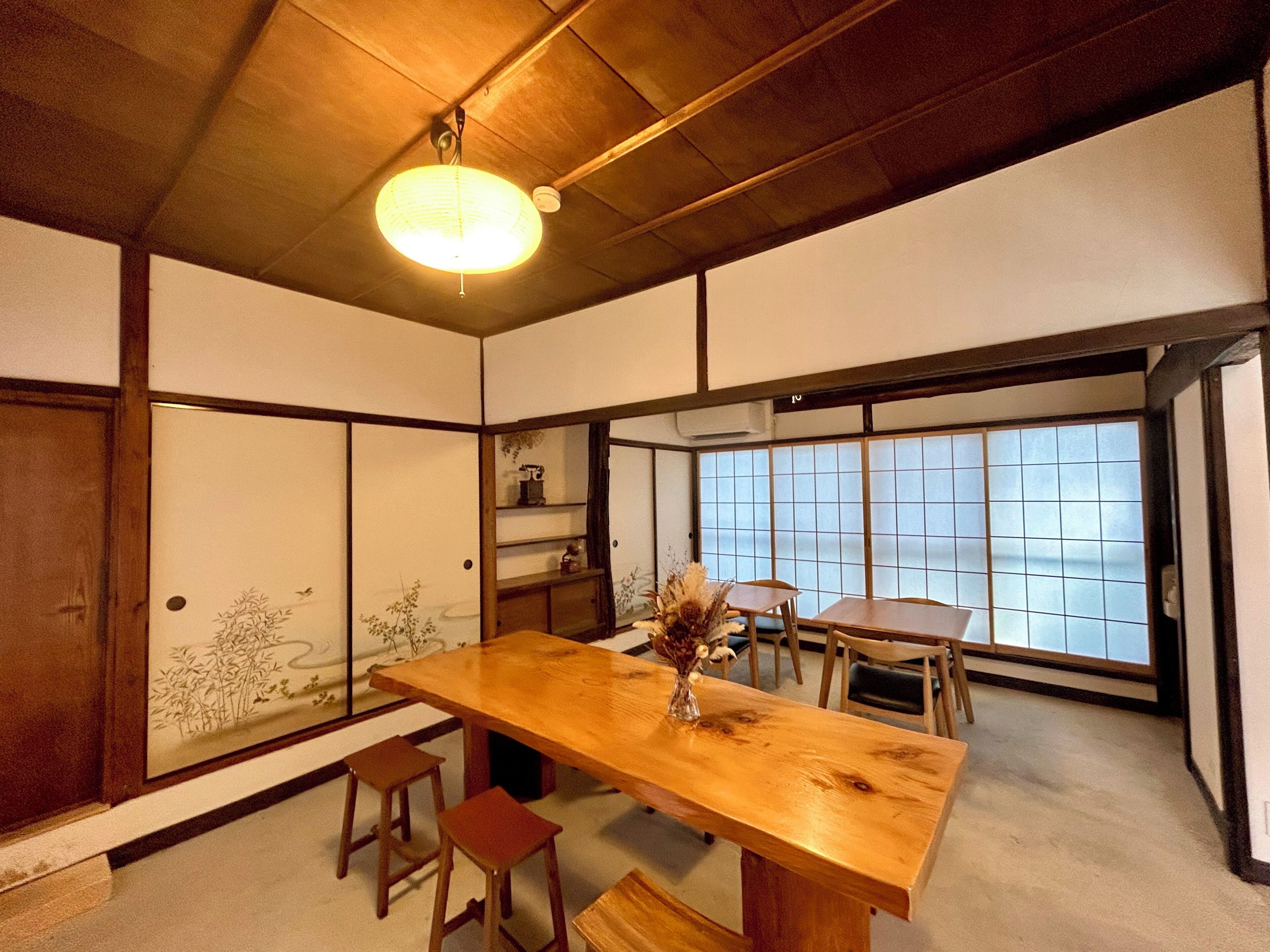 Een traditionele Japanse kamer met tatami vloeren, een lage houten tafel en een schuifdeur.